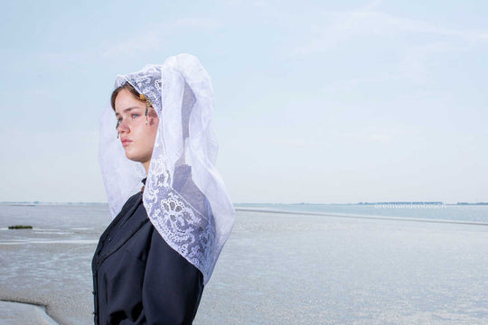 Liggend beeld van Anouk in Schouwse dracht gefotografeerd door Rem van den Bosch 