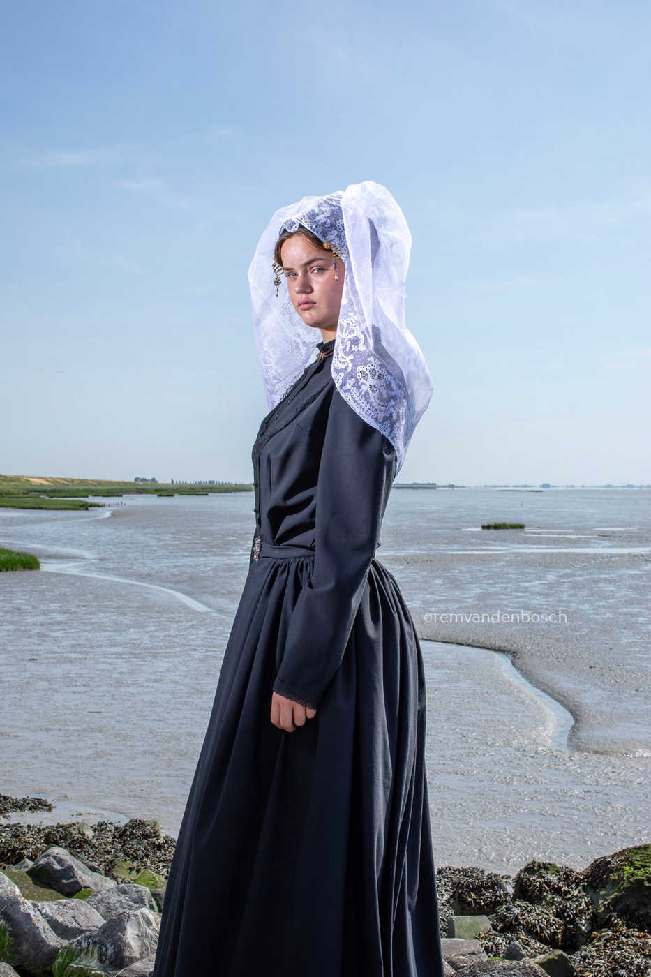 Anouk in de dracht van Schouwen-Duiveland, gefotografeerd door Rem van den Bosch 