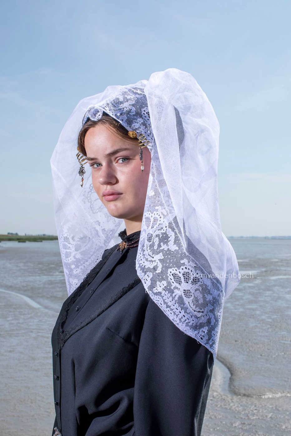 Anouk in dracht van Schouwen-Duiveland met traditionele muts en sieraden – kunstfotografie door Rem van den Bosch