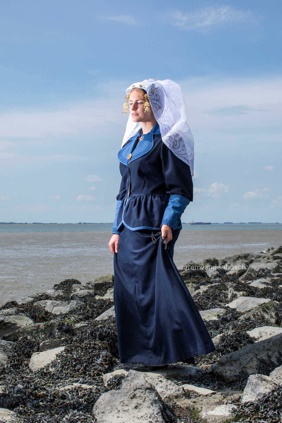 Rosalyn in Thoolse dracht aan zee, gefotografeerd door Rem van den Bosch 
