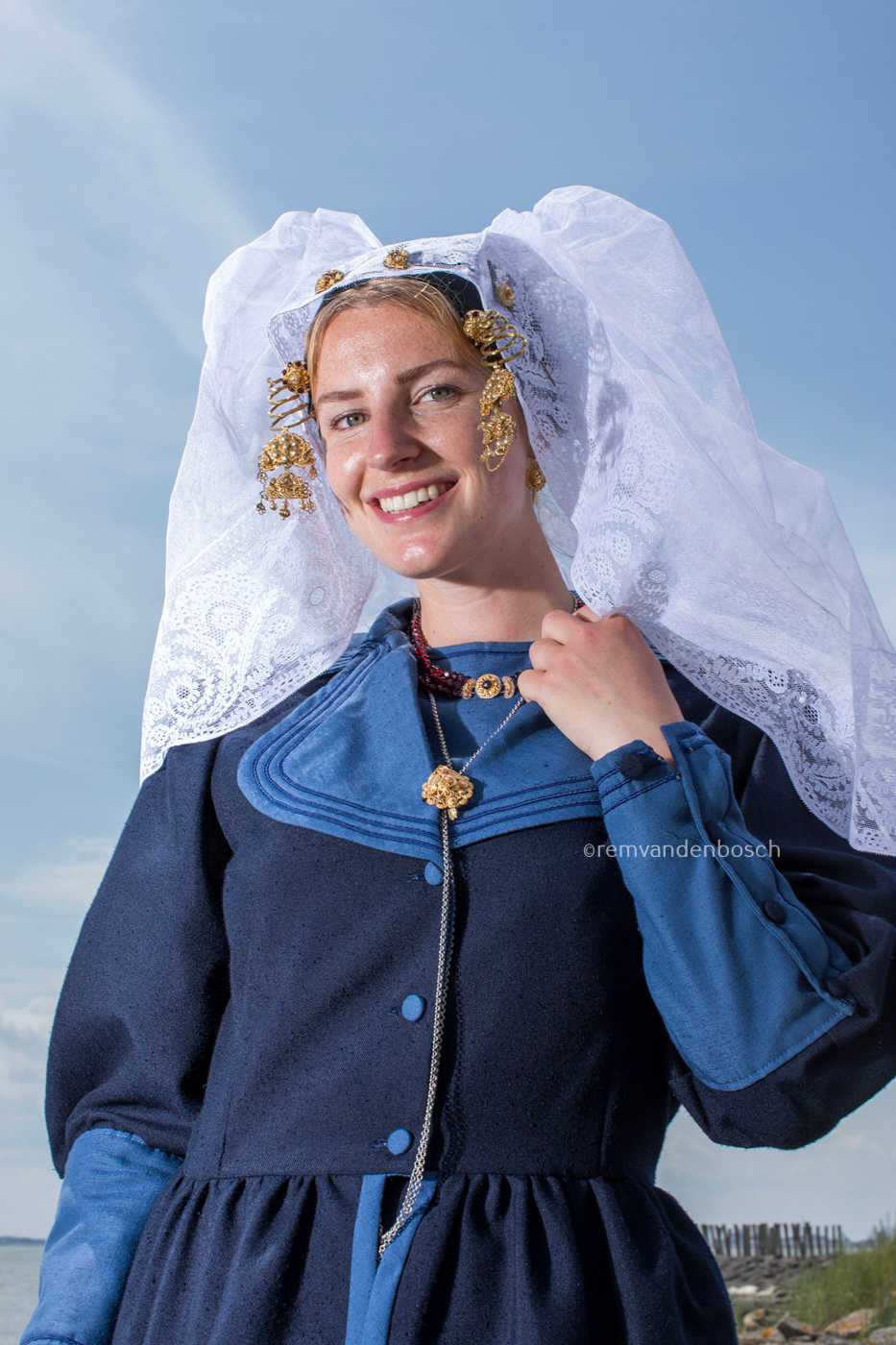 Rosalyn in de traditionele Thoolse dracht, Fotobeeld Rem van den Bosch 
