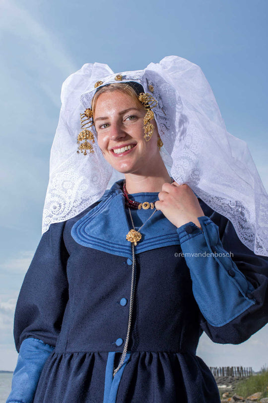 Rosalyn in de traditionele Thoolse dracht, Fotobeeld Rem van den Bosch 