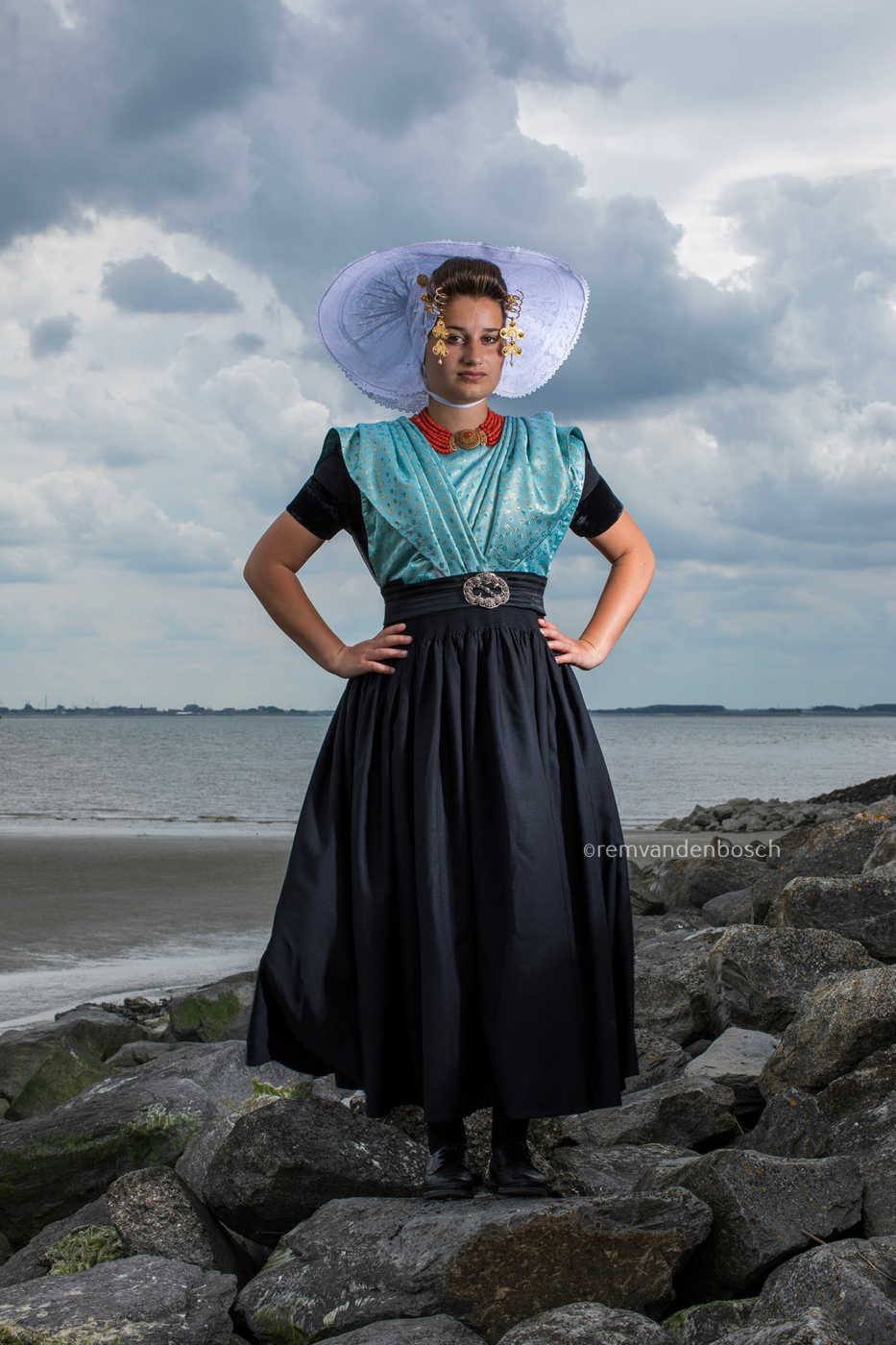 Trotse Merit in Nieuwlandse dracht 