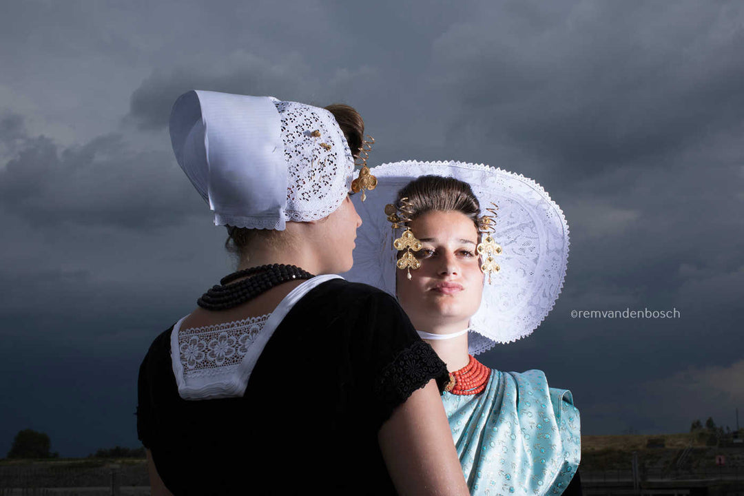 Liggend portret Merit en Kyra in dracht Rem van Den Bosch  Zeeland 