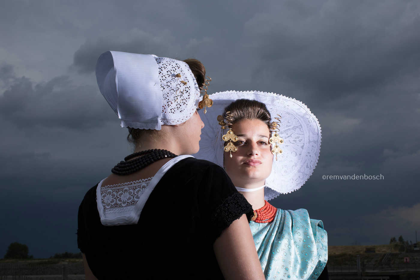 Liggend portret Merit en Kyra in dracht Rem van Den Bosch  Zeeland 