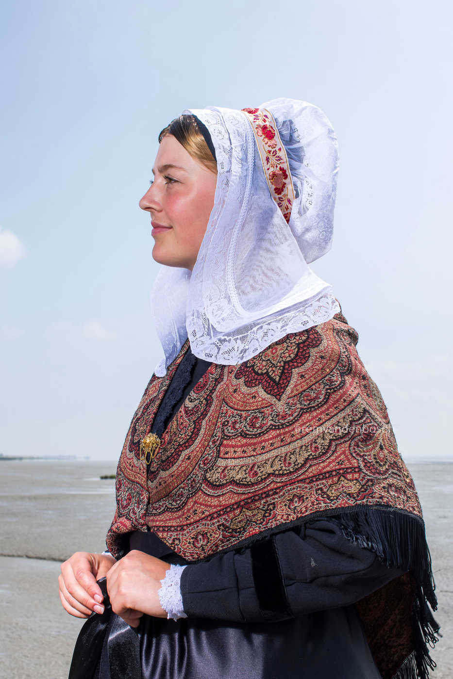 Hanna in traditionele dracht van Hulst – kunstfotografie door Rem van den Bosch