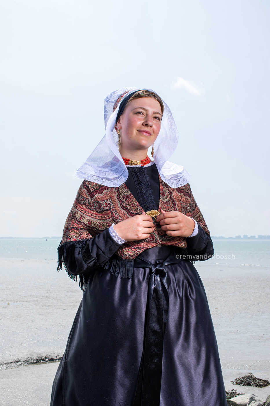 lachende Hanna in de traditionele dracht van Hulst gefotografeerd door Rem van Den Bosch 