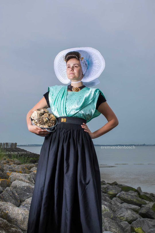 Linde in de dracht van Arnemuiden met oesters, gefotografeerd oor Rem van den Bosch 
