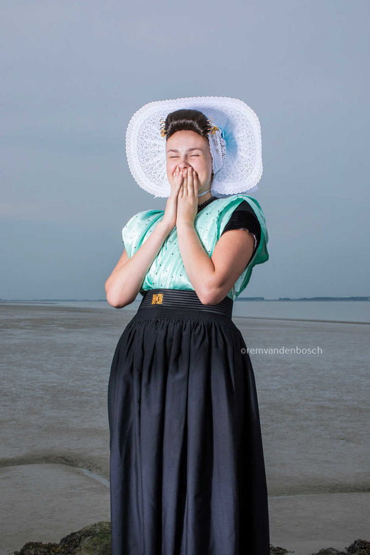 Blije Linde in Arnemuidse dracht 