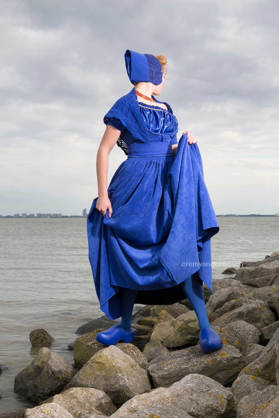 Staand portret van Wahine in moderne blauwe Walcherse dracht, muurdecoratie, Rem van den Bosch 