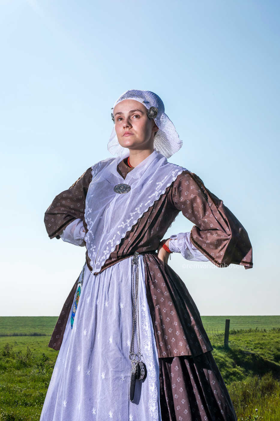 Staand portret van Linde in traditionele Friese dracht, tijdloze Nederlandse wandkunst. Fotografie Rem van den Bosch 
