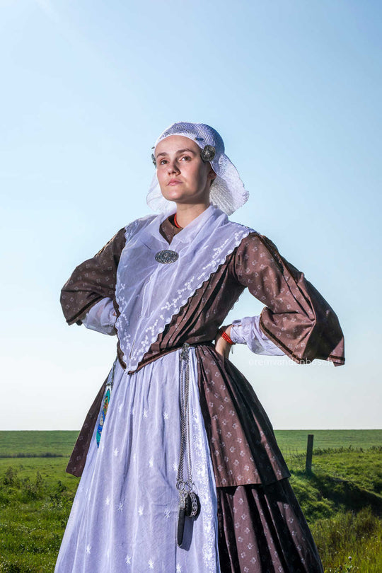 Staand portret van Linde in traditionele Friese dracht, tijdloze Nederlandse wandkunst. Fotografie Rem van den Bosch 