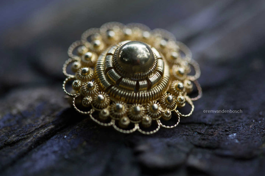 Liggend beeld gouden Zeeuwse broche, Rem van den Bosch 