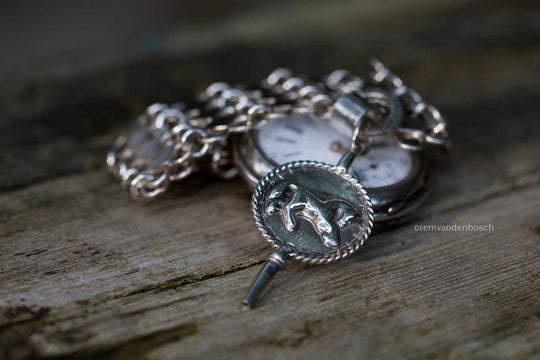 Zilveren Zeeuws zakhorloge met paard, traditioneel erfgoedobject, gefotografeerd door Rem van den Bosch 