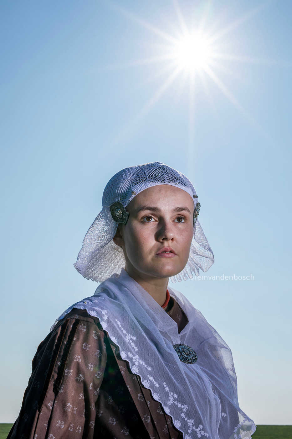 Portret van Linde in traditionele Friese dracht met zonlicht van achteren over haar gezicht , Nederlandse wandkunst, Rem van den Bosch 