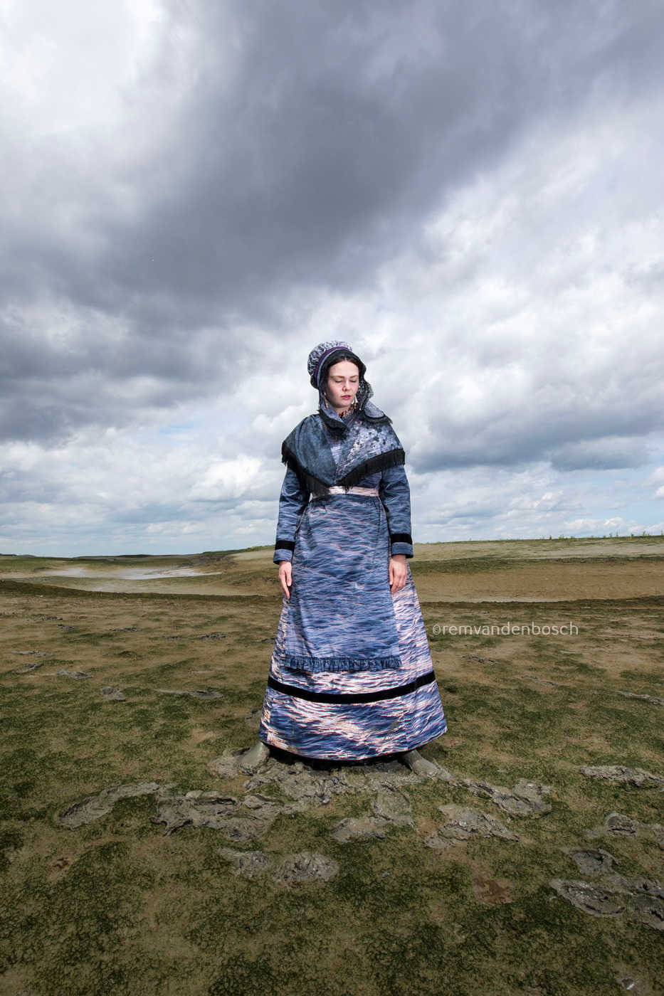 Lois in de dracht van Hulst in het verdronken Land van Saeftinghe , kunstfotografie Rem van den Bosch 