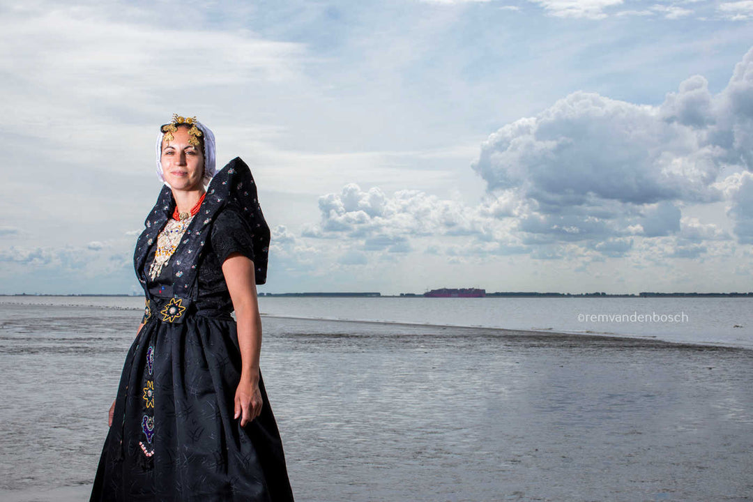 Ilyana in Axelse dracht aan zee 