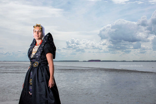 Ilyana in Axelse dracht aan zee 