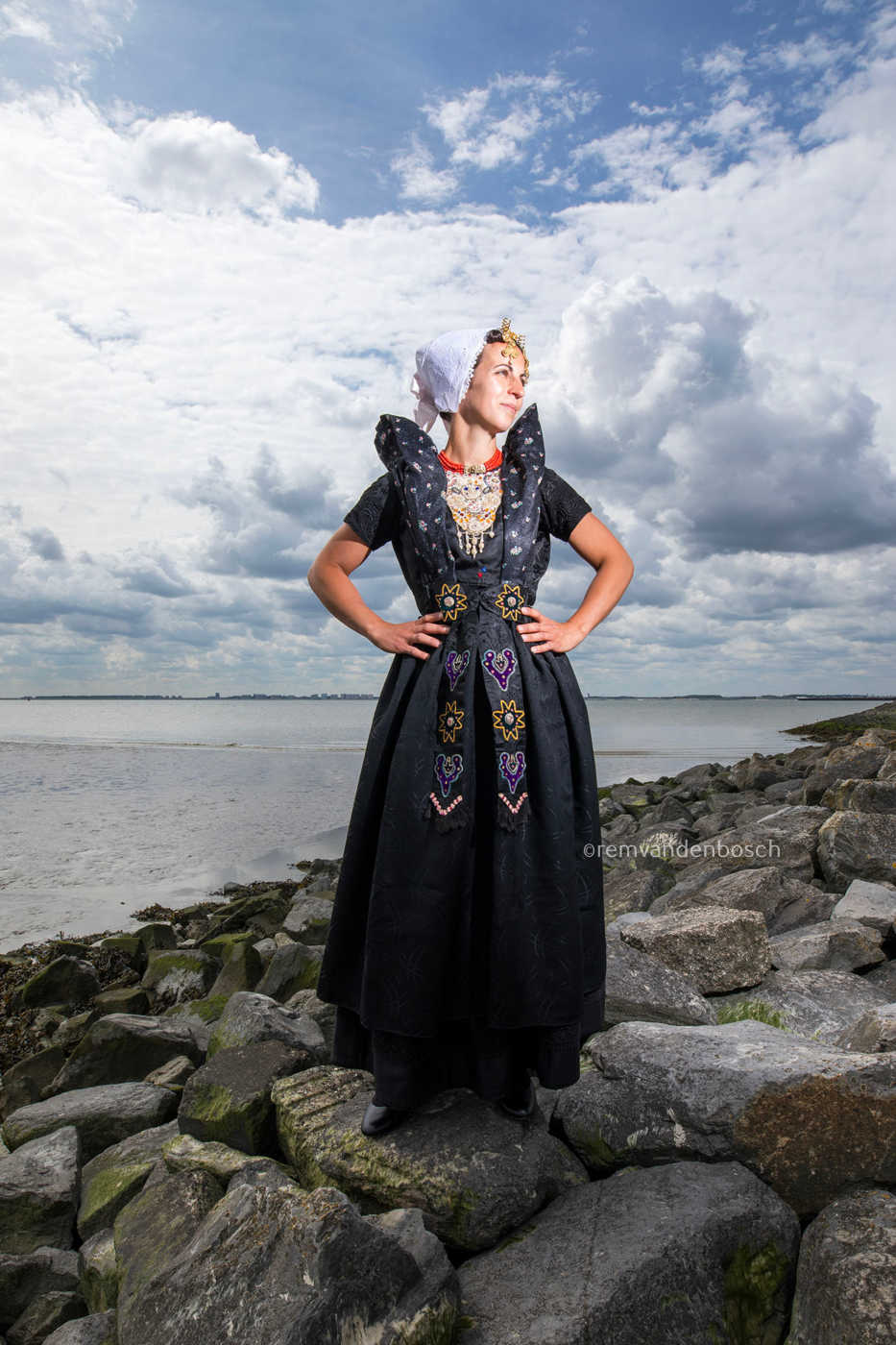 Ilyana in de kleurrijke traditionele dracht van Axel 