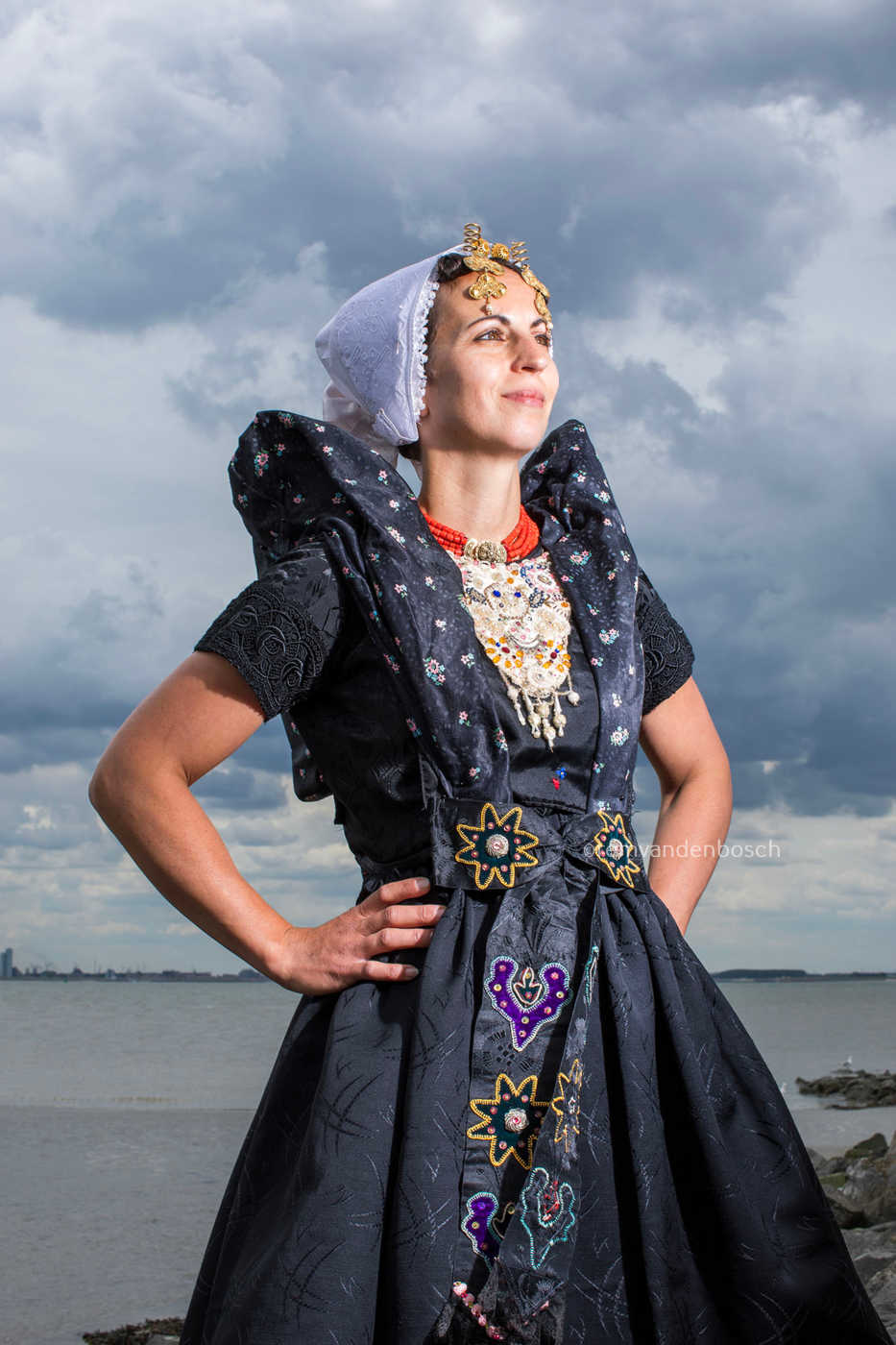 Portret van Ilyana in Axelse dracht aan zee gefotografeerd door Rem van den Bosch 
