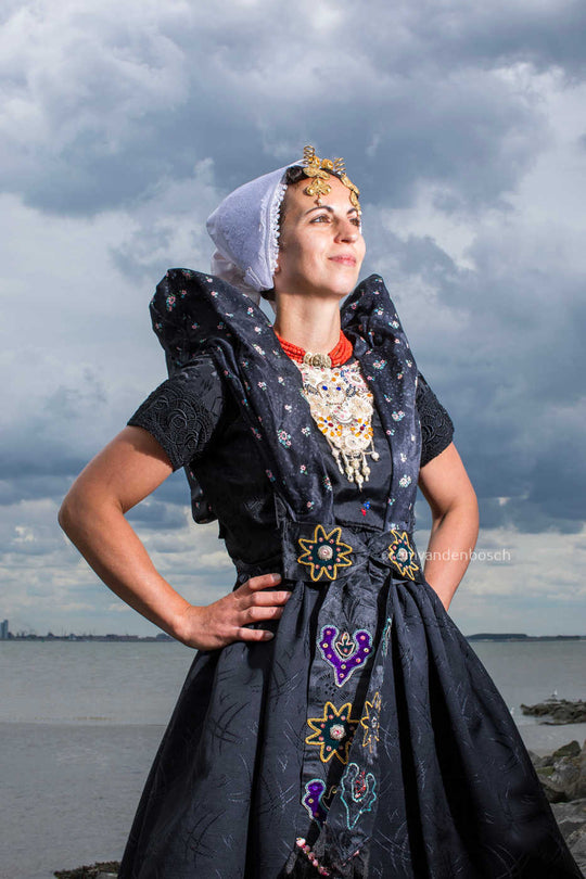Portret van Ilyana in Axelse dracht aan zee gefotografeerd door Rem van den Bosch 