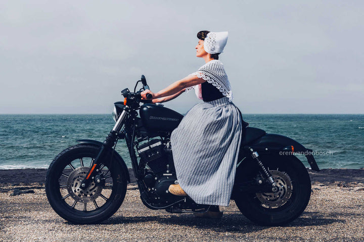 Wanda op de Harley in traditionele Walcherse dracht 