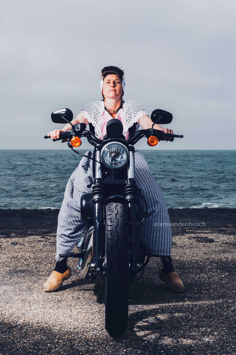 Wanda op de Harley, staand beeld, Rem van den Bosch 