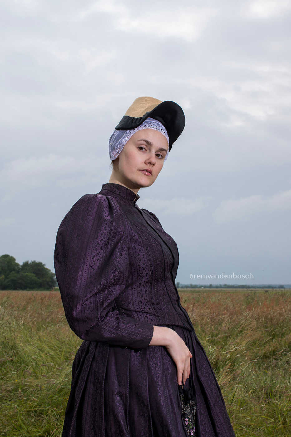 Portret van Linde in traditionele Wieringse dracht, staand in een open veld, Nederlandse wandkunst