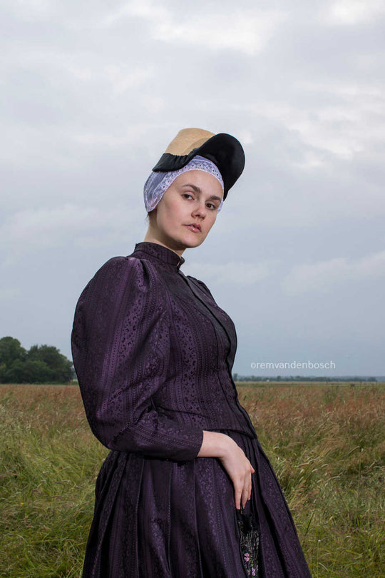 Portret van Linde in traditionele Wieringse dracht, staand in een open veld, Nederlandse wandkunst