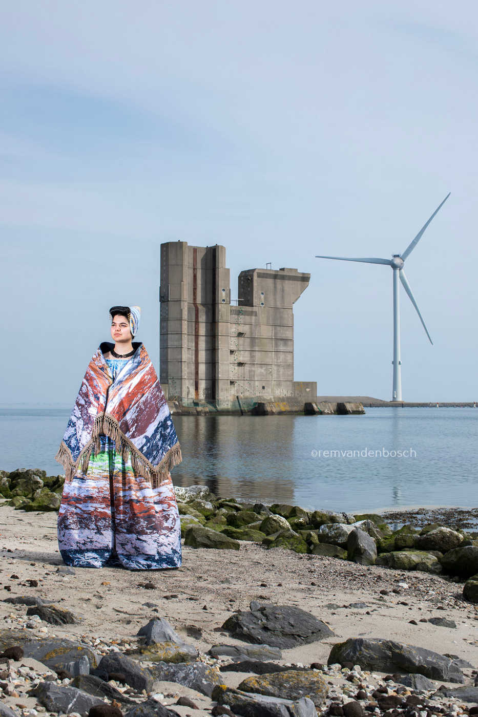 Esmee in de UNESCO Geopark Schelde Delta dracht voor een pijler op Neeltje Jans 