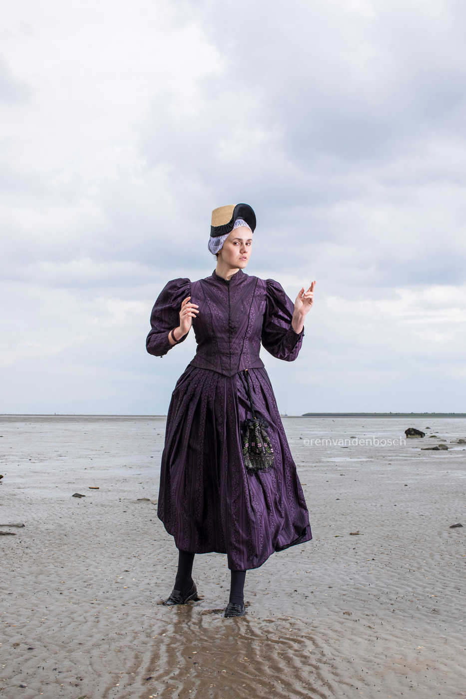 Linde in de dracht van Wieringen in het wad 