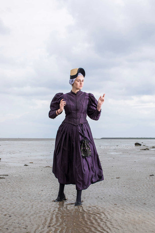 Linde in de dracht van Wieringen in het wad 