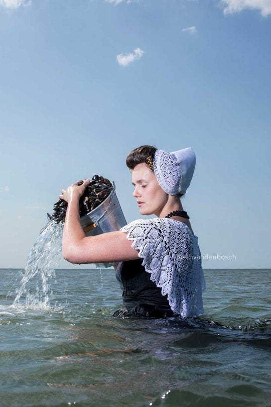 Linde in zee met een emmer mosselen, gefotografeerd door Rem van den Bosch 