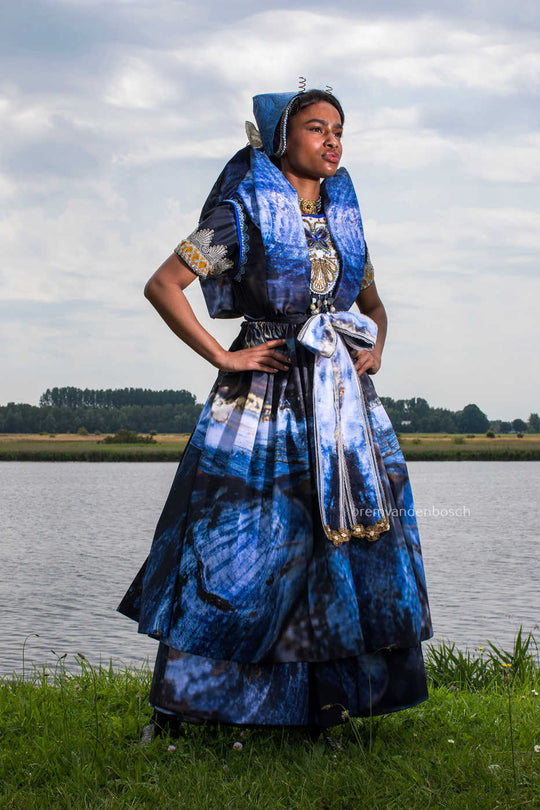 Staand portret van Jazzmine in moderne Axelse dracht aan het water