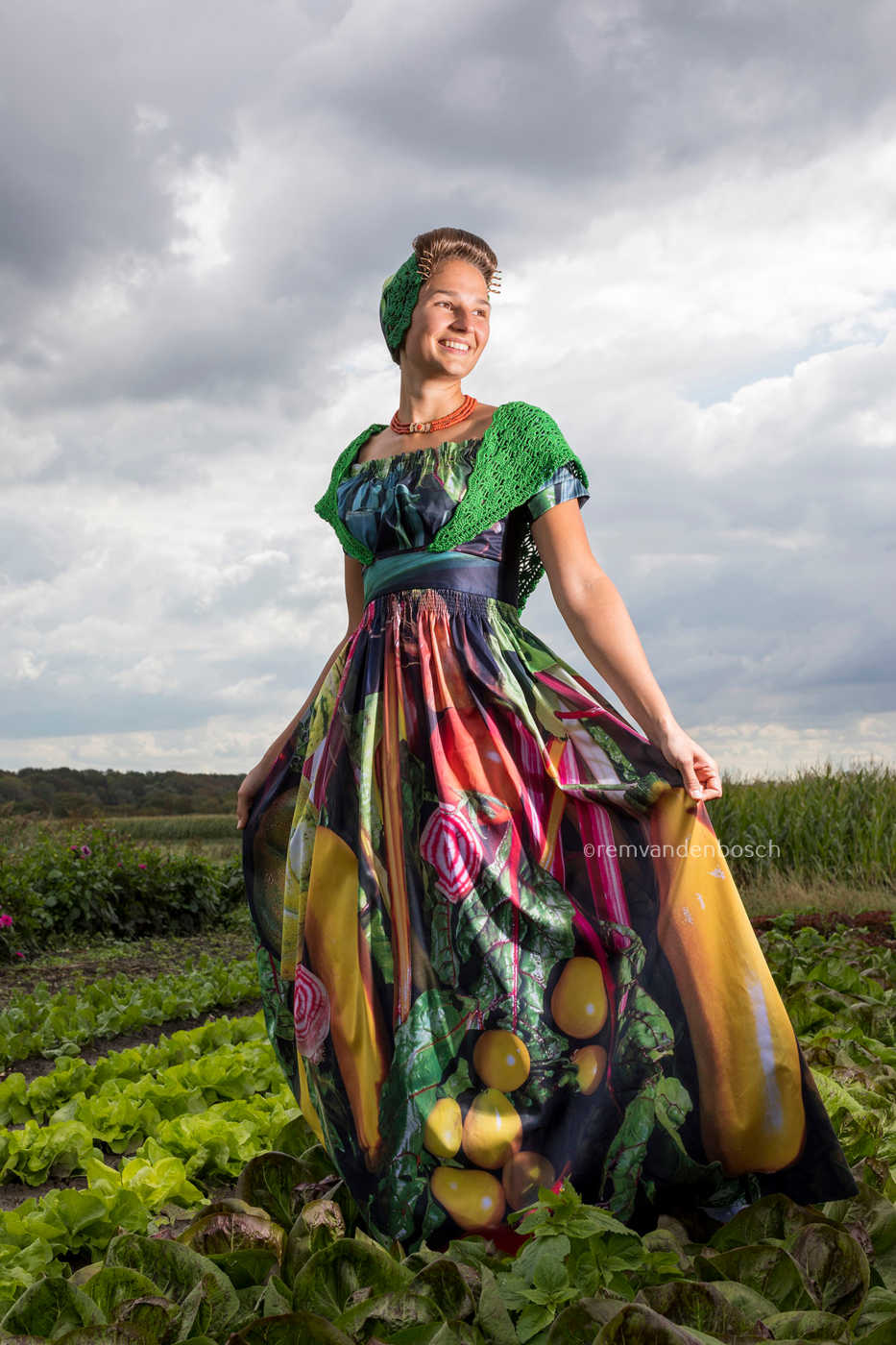 Joyce moderne Walcherse groentendracht in het veld, fotografie Rem van den Bosch 