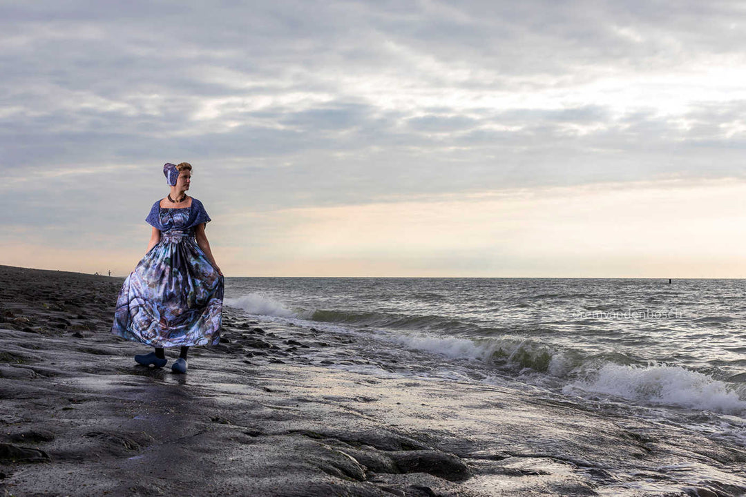 Liggend fotobeeld van Ilsemarije in moderne Walcherse oesterdracht op de dijk bij Westkapelle met zeezicht