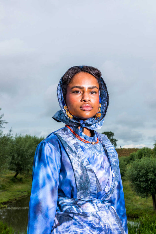 Portret van Jazzmine in moderne Cadzandse dracht in blauwtinten met traditionele sieraden – kunstfotografie door Rem van den Bosch