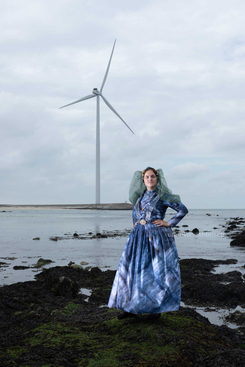 Lieve in moderne Schouwse dracht op het strand