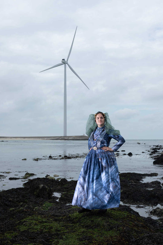 Lieve in moderne Schouwse dracht op het strand