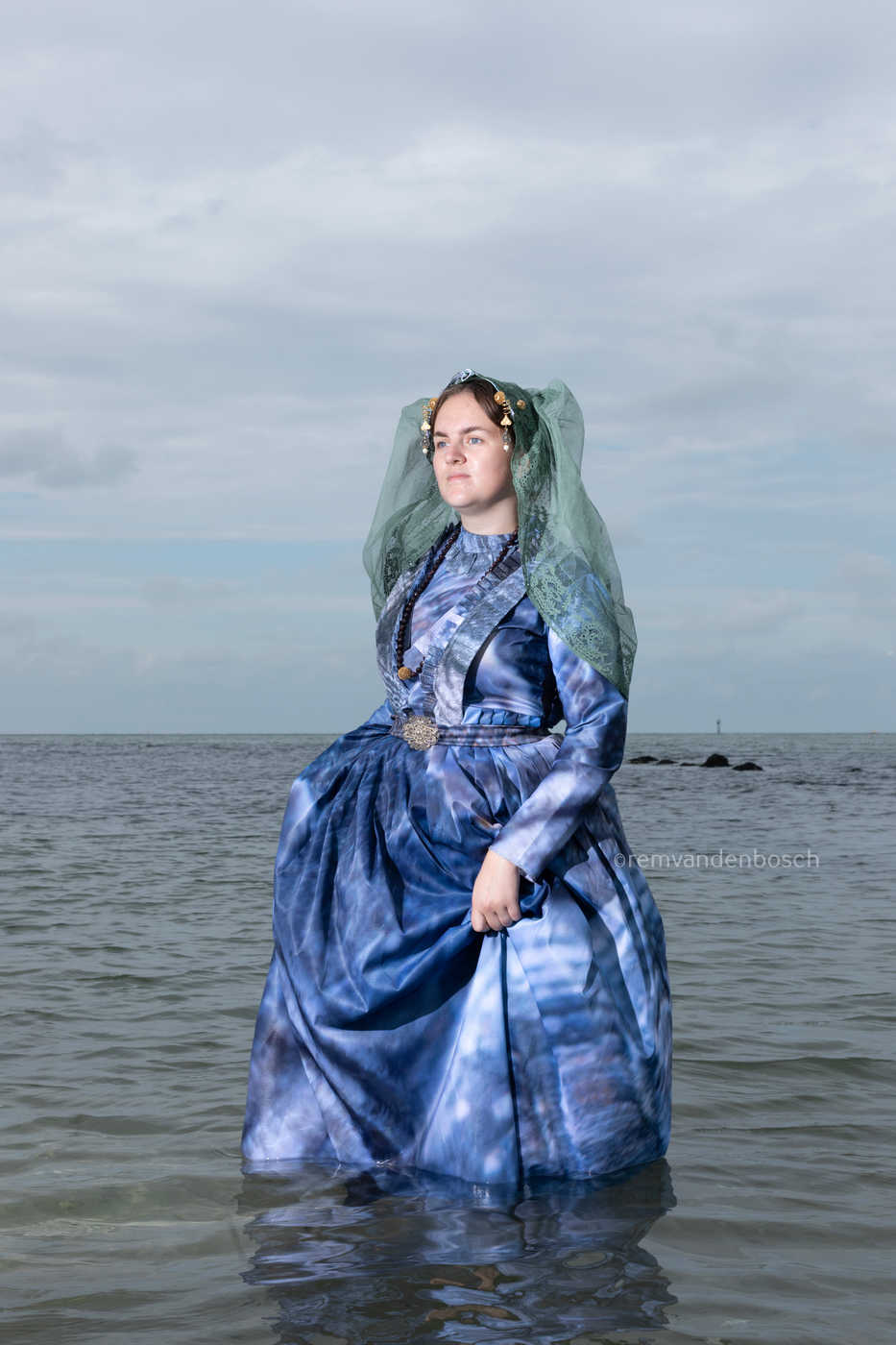 Lieve in de zee staand in moderne dracht van Schouwen
