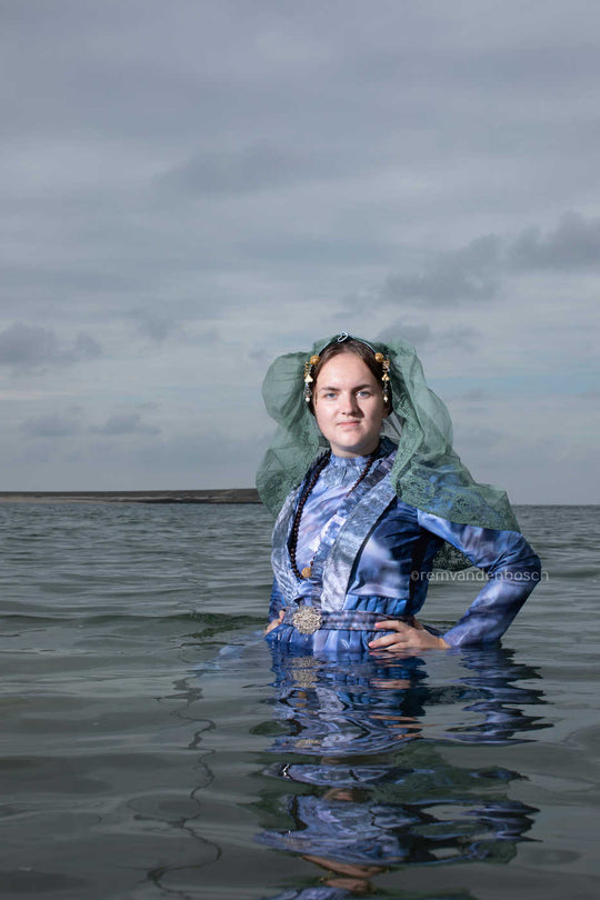 Lieve in de zee, gekleed in de moderne dracht van Schouwen-Duiveland