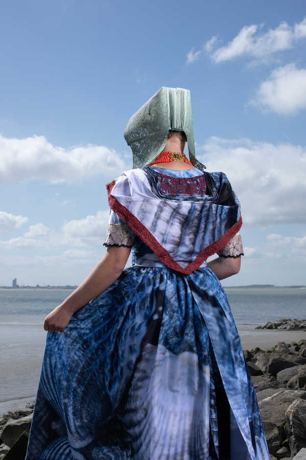 Rosalyn in de moderne katholieke dracht van Zuid-Beveland