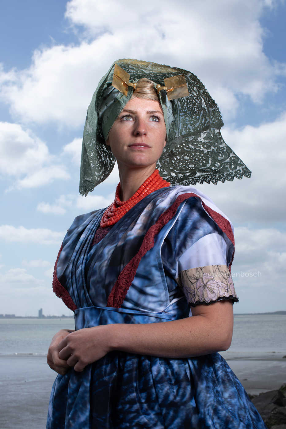 portret Rosalyn in moderne Zuid-Bevelandse dracht 