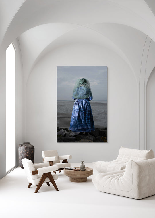 mock up Lieves rugaanzicht gefotografeerd aan zee in een moderne interpretatie van de Schouwse dracht