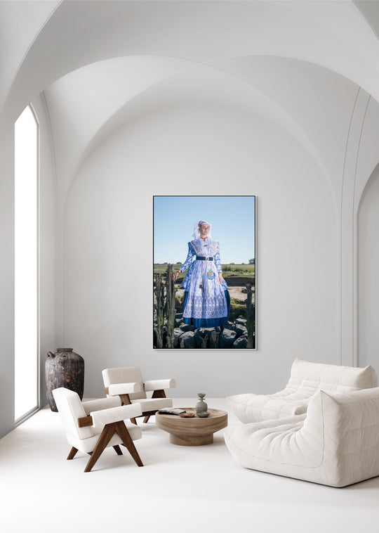 Linde in blauw-witte traditionele Friese dracht, fotografie Rem van den Bosch Muurdecoratie, wandkunst, wall art 