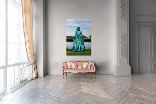 muurdecoratie, wandkunst, Rem van Den Bosch, Achteraanzicht van Linde in moderne groene Friese dracht.