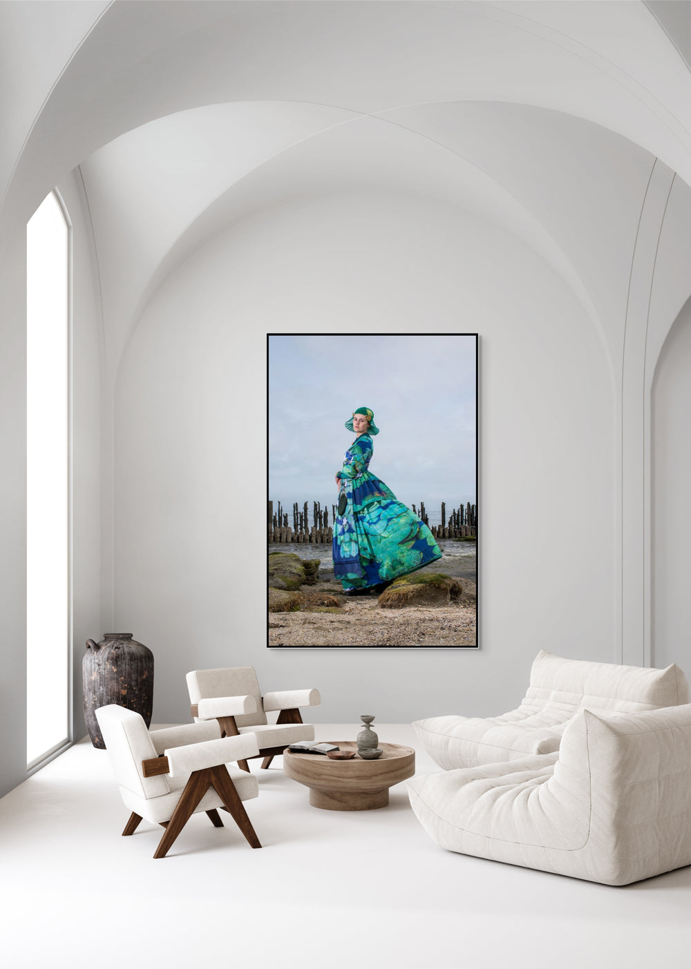 Linde in moderne groene Friese dracht met waterlelieprint in zijaanzicht tussen paalhoofden met wind in de rok. Muurdecoratie, Fotografie Rem van den Bosch 