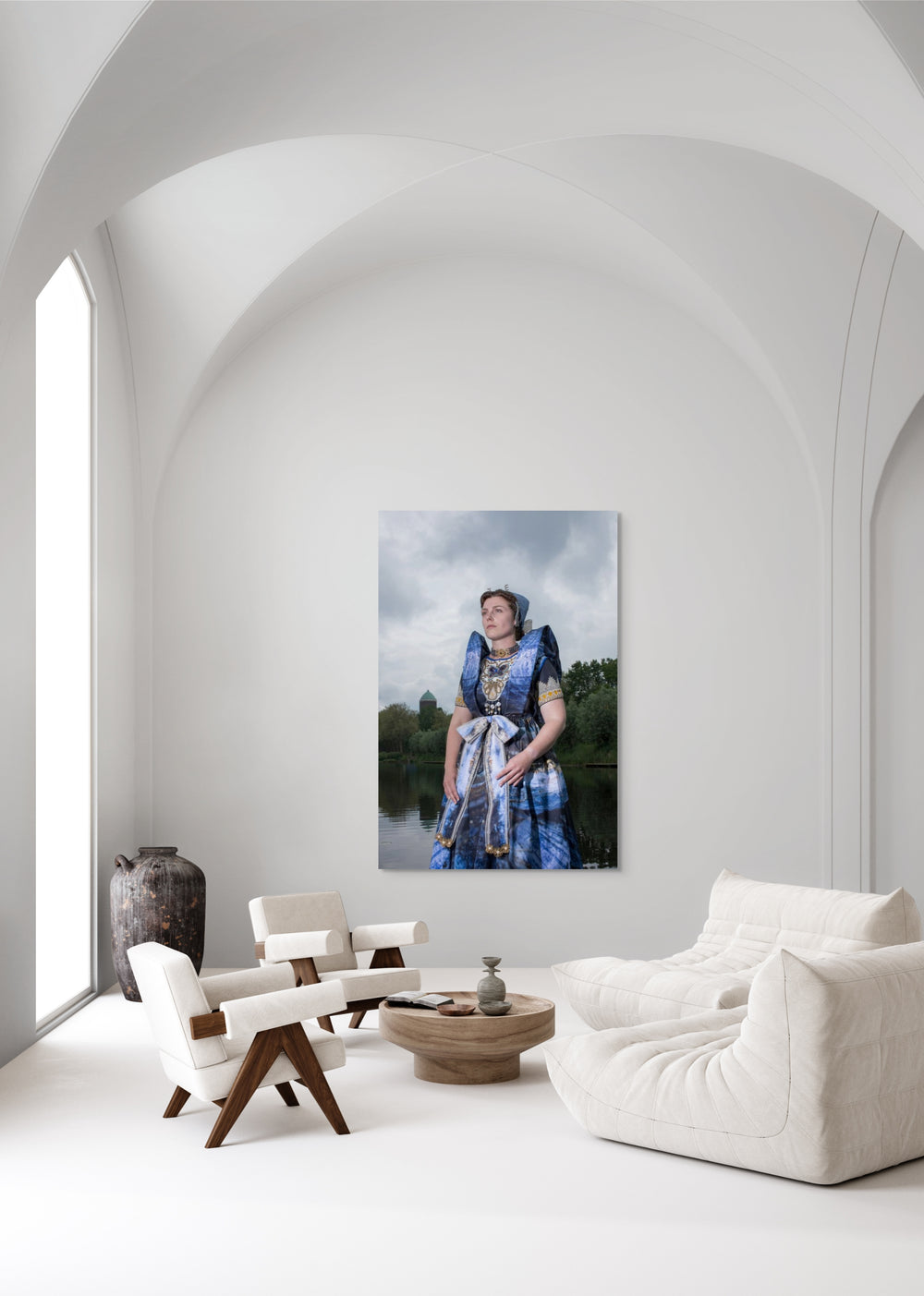 muurdecoratie, staand portret, Janis wateroren van Axel, moderne blauwe dracht 