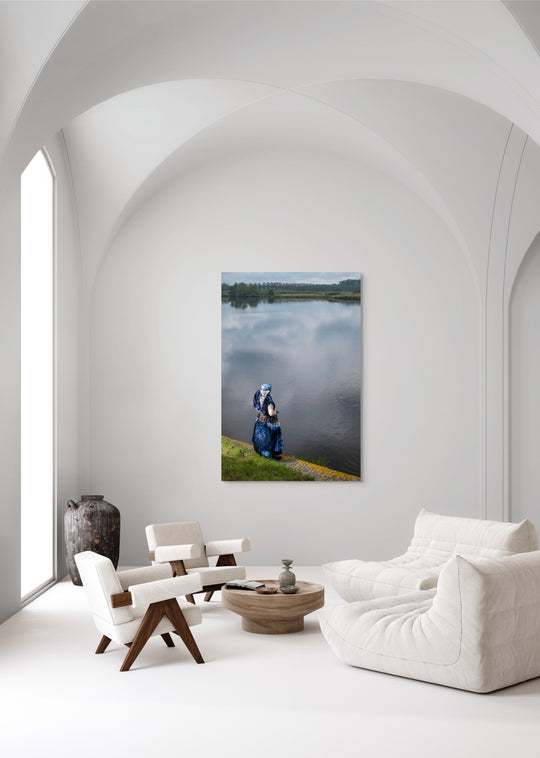 Staand portret van Janis in Axelse dracht aan het water – kunstfotografie door Rem van den Bosch, muurdecoratie 