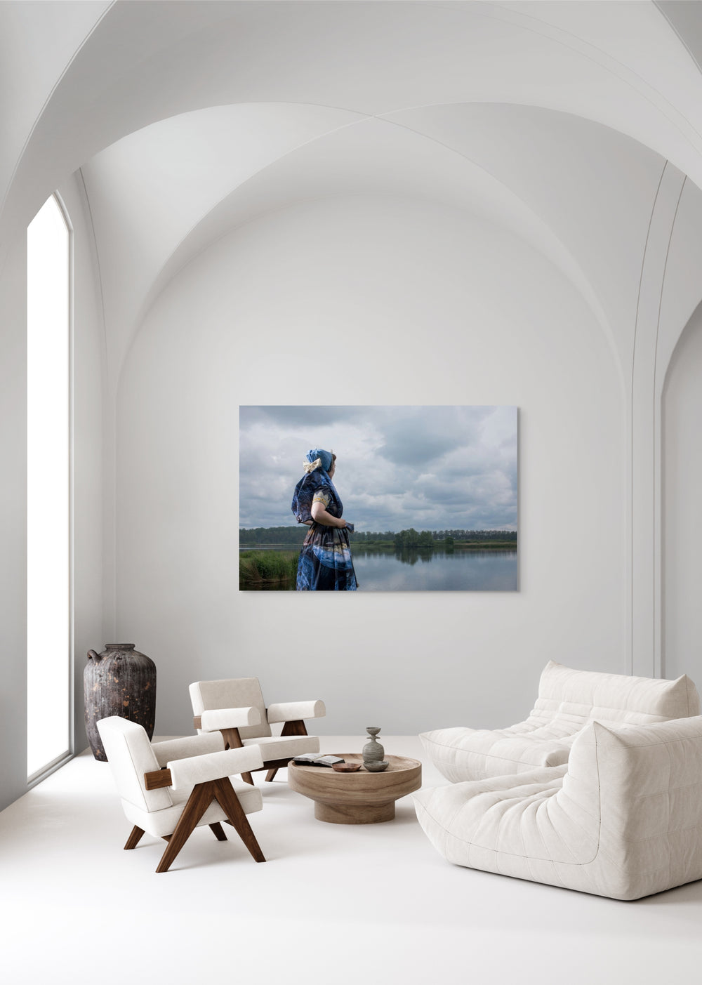 Liggend rugaanzicht in moderne Axelse dracht in blauwtinten aan het water met de watertoren van Axel,  kunstfotografie door Rem van den Bosch, Muurdecoratie